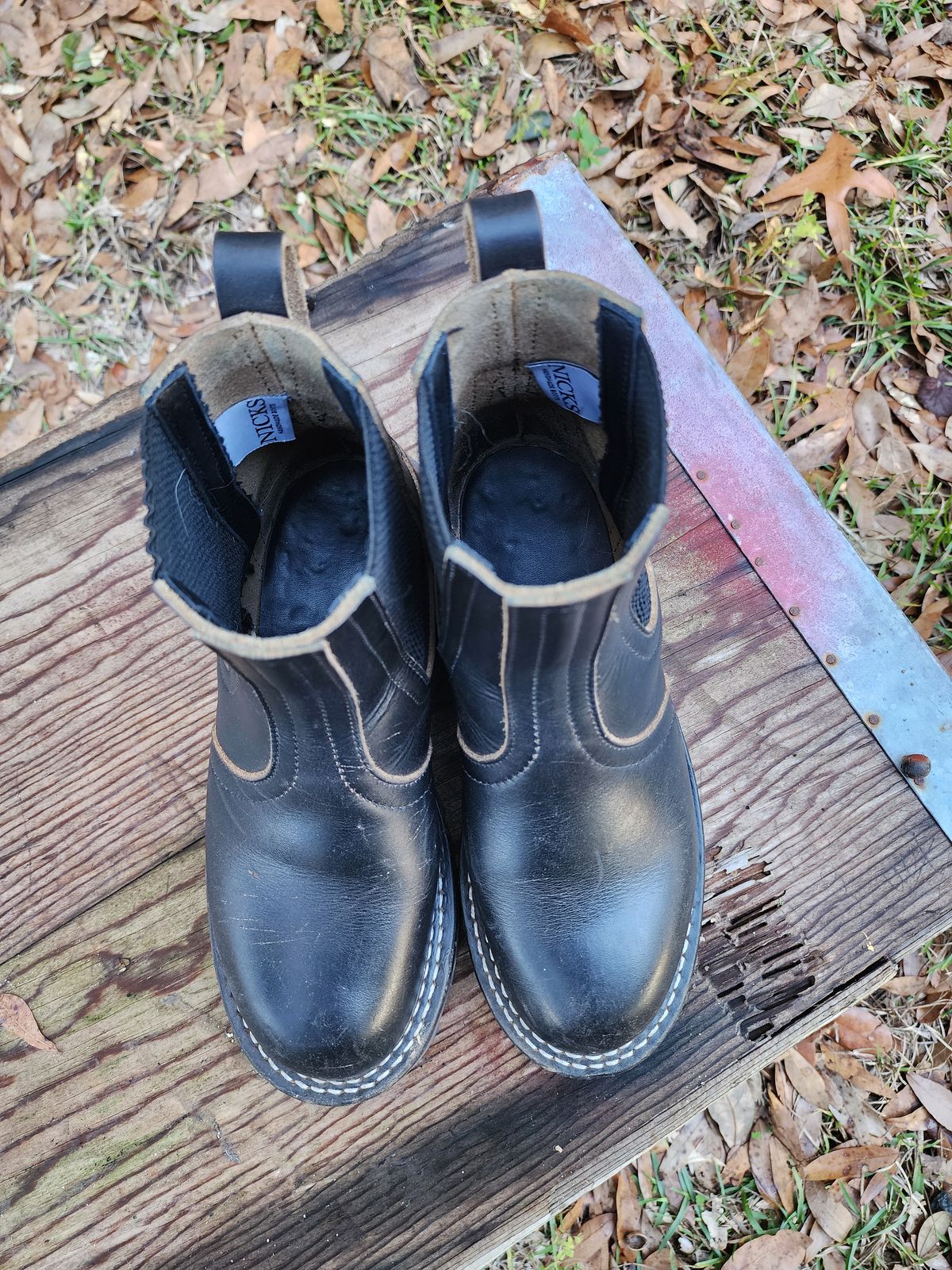 Photo by ProletariatPrince on January 4, 2026 of the Nicks Heritage Chelsea in Horween Black Chromexcel.