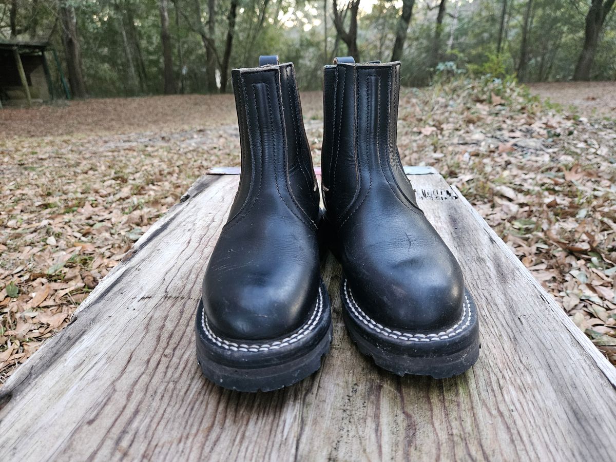 Photo by ProletariatPrince on February 5, 2026 of the Nicks Heritage Chelsea in Horween Black Chromexcel.