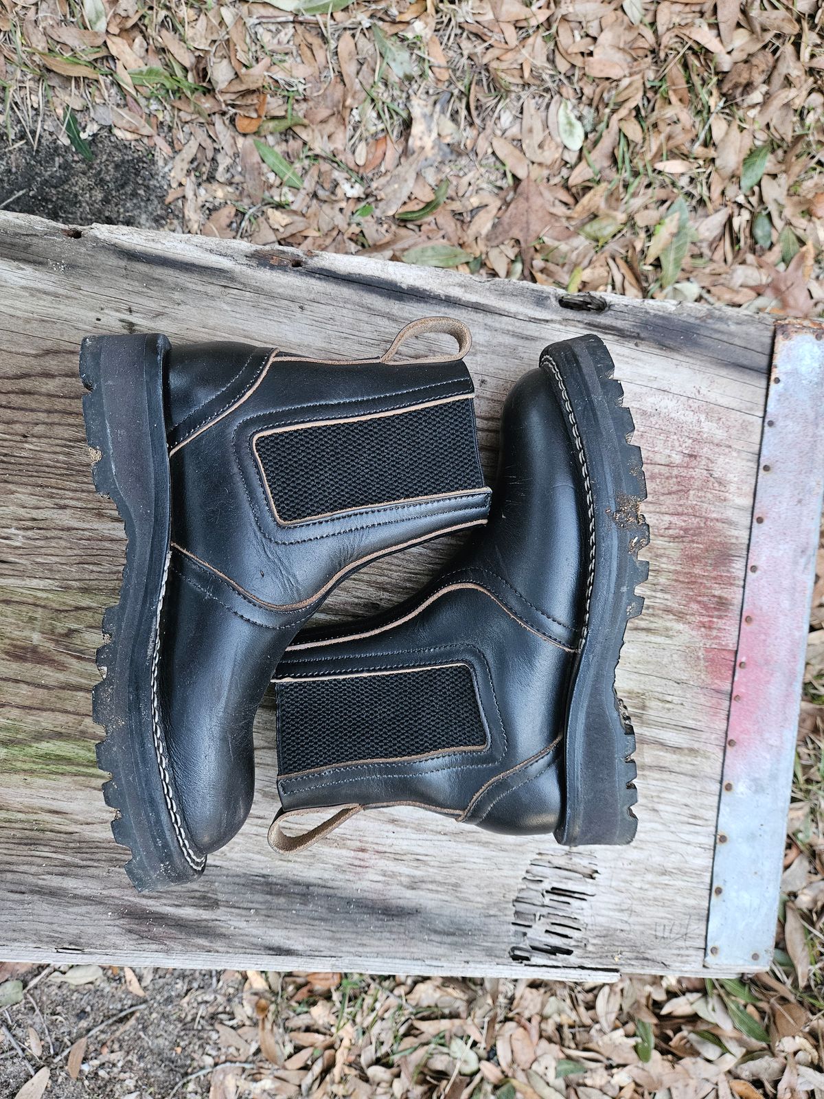 Photo by ProletariatPrince on February 5, 2026 of the Nicks Heritage Chelsea in Horween Black Chromexcel.