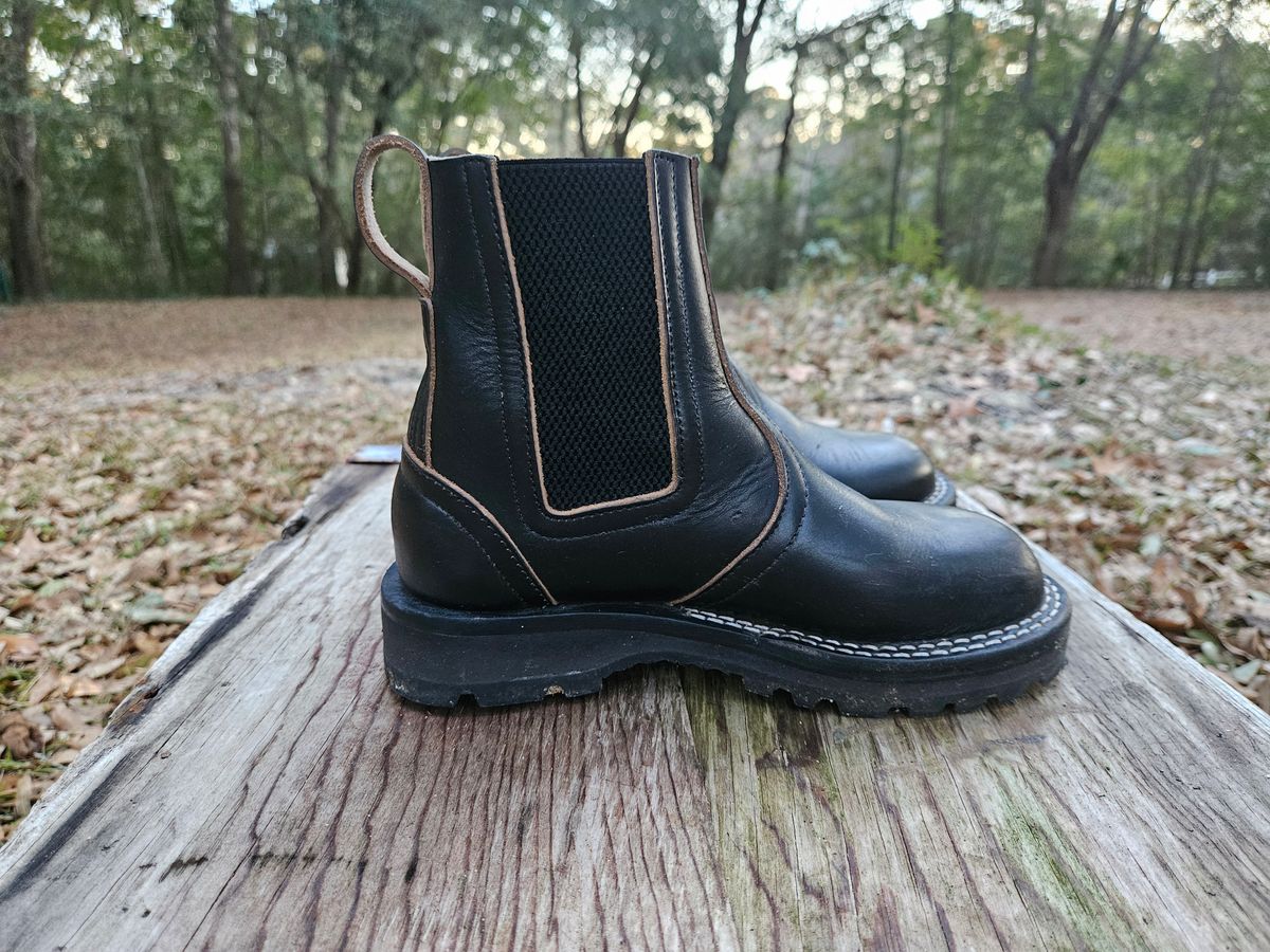 Photo by ProletariatPrince on February 5, 2026 of the Nicks Heritage Chelsea in Horween Black Chromexcel.