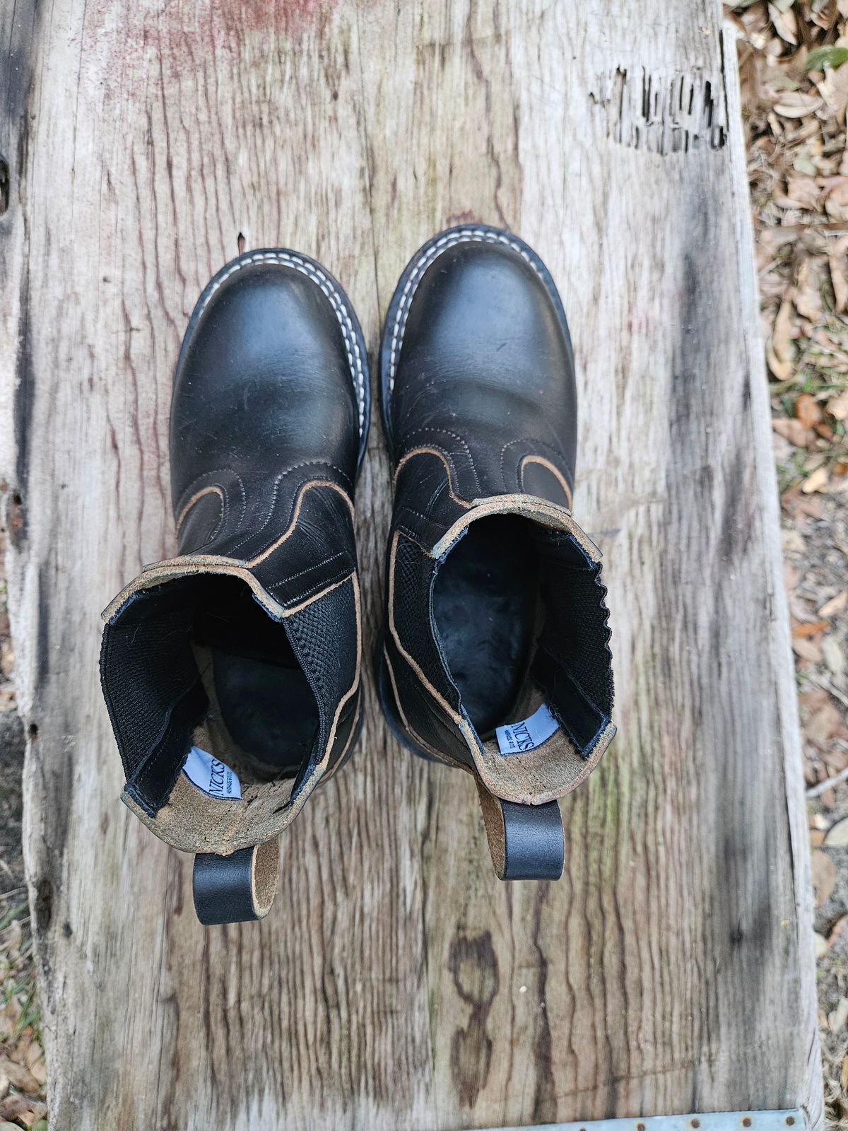 Photo by ProletariatPrince on February 5, 2026 of the Nicks Heritage Chelsea in Horween Black Chromexcel.