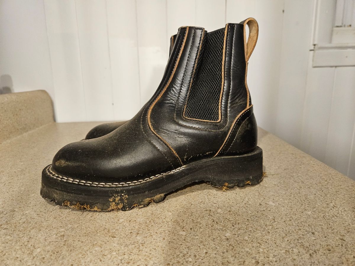 Photo by ProletariatPrince on March 6, 2026 of the Nicks Heritage Chelsea in Horween Black Chromexcel.