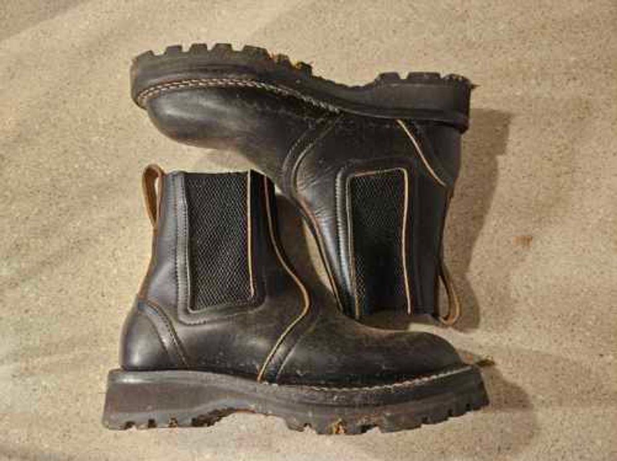 Photo by ProletariatPrince on March 6, 2026 of the Nicks Heritage Chelsea in Horween Black Chromexcel.