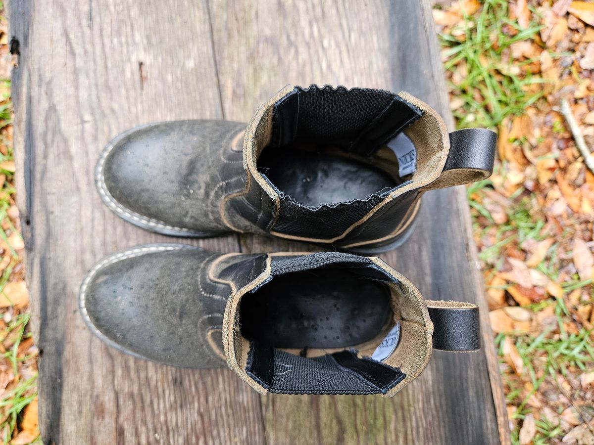 Photo by ProletariatPrince on April 5, 2026 of the Nicks Heritage Chelsea in Horween Black Chromexcel.