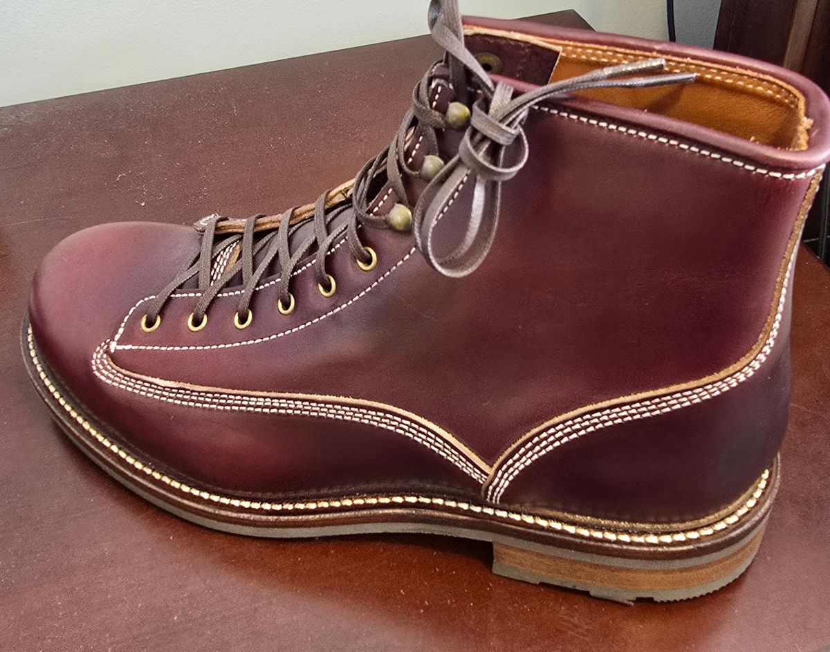 Photo by Albus_Dumblydorr on February 28, 2025 of the Casswell Carver II in Horween Color 8 Chromexcel.