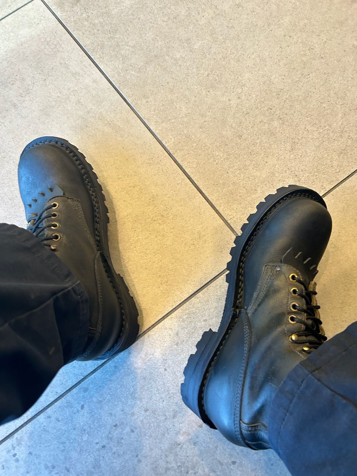 Photo by billyburl on November 5, 2025 of the White's Smokejumper in Seidel Black Oil Tan.