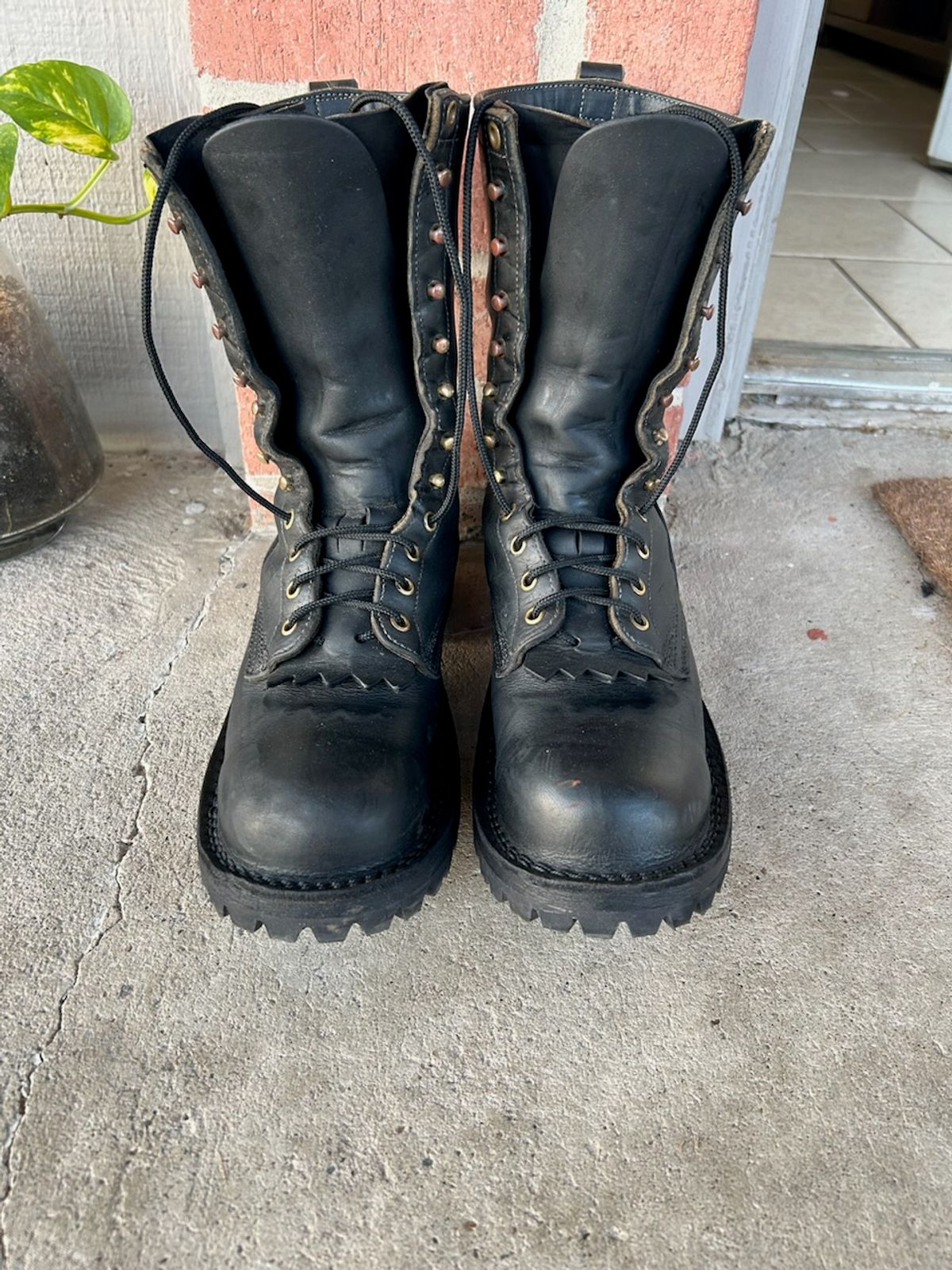 Photo by billyburl on November 5, 2025 of the White's Smokejumper in Seidel Black Oil Tan.