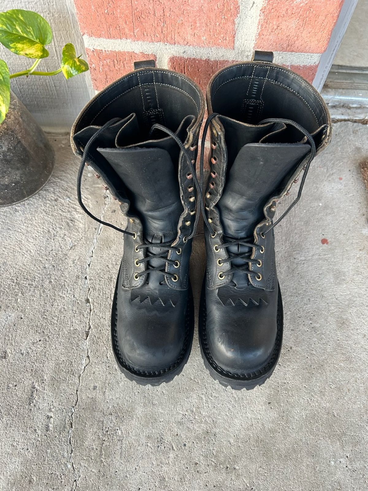 Photo by billyburl on November 5, 2025 of the White's Smokejumper in Seidel Black Oil Tan.