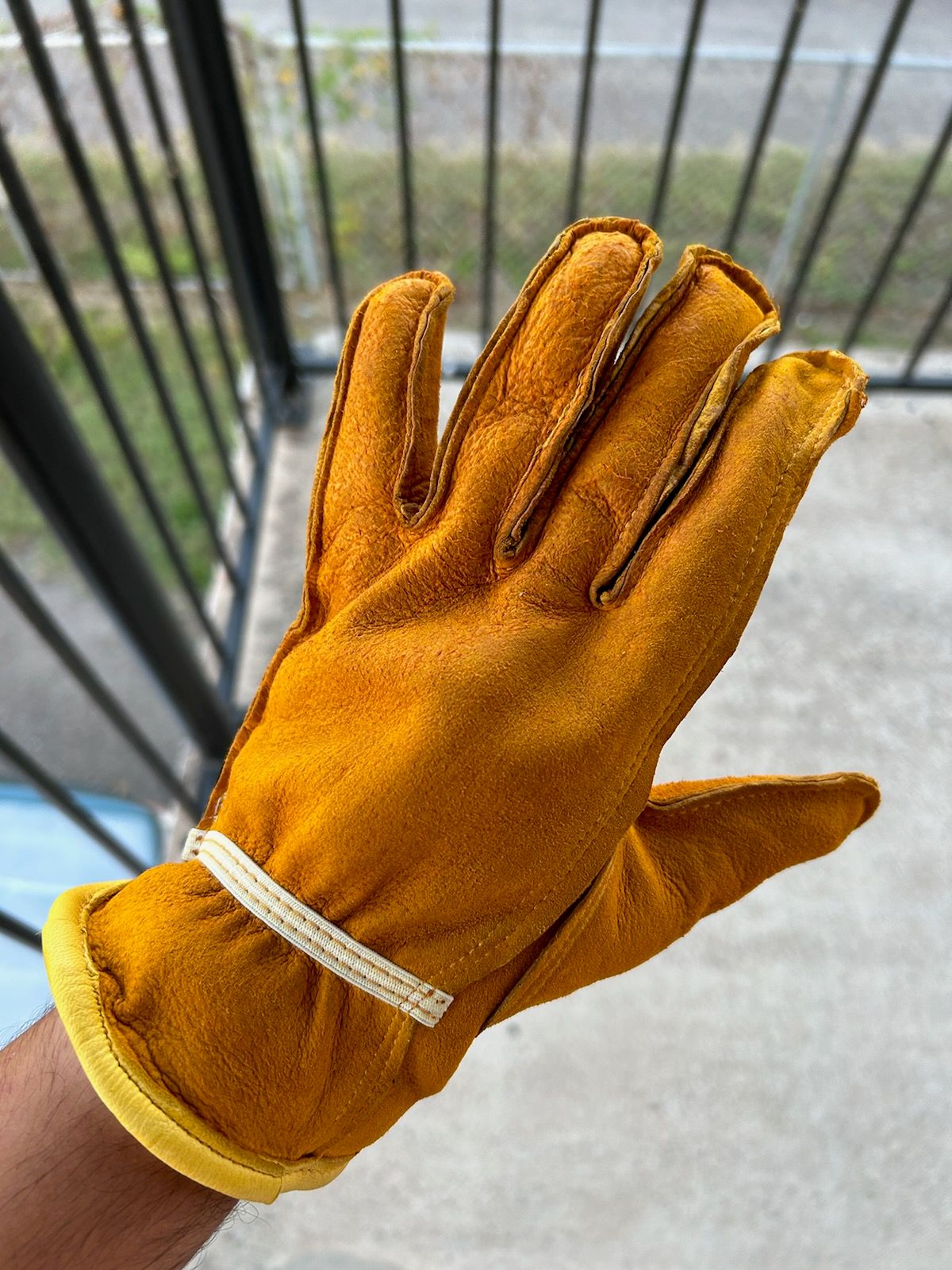 Photo by billyburl on October 1, 2025 of the Firm GRIP Deer Skin Work Gloves in Yellow Deer Skin.