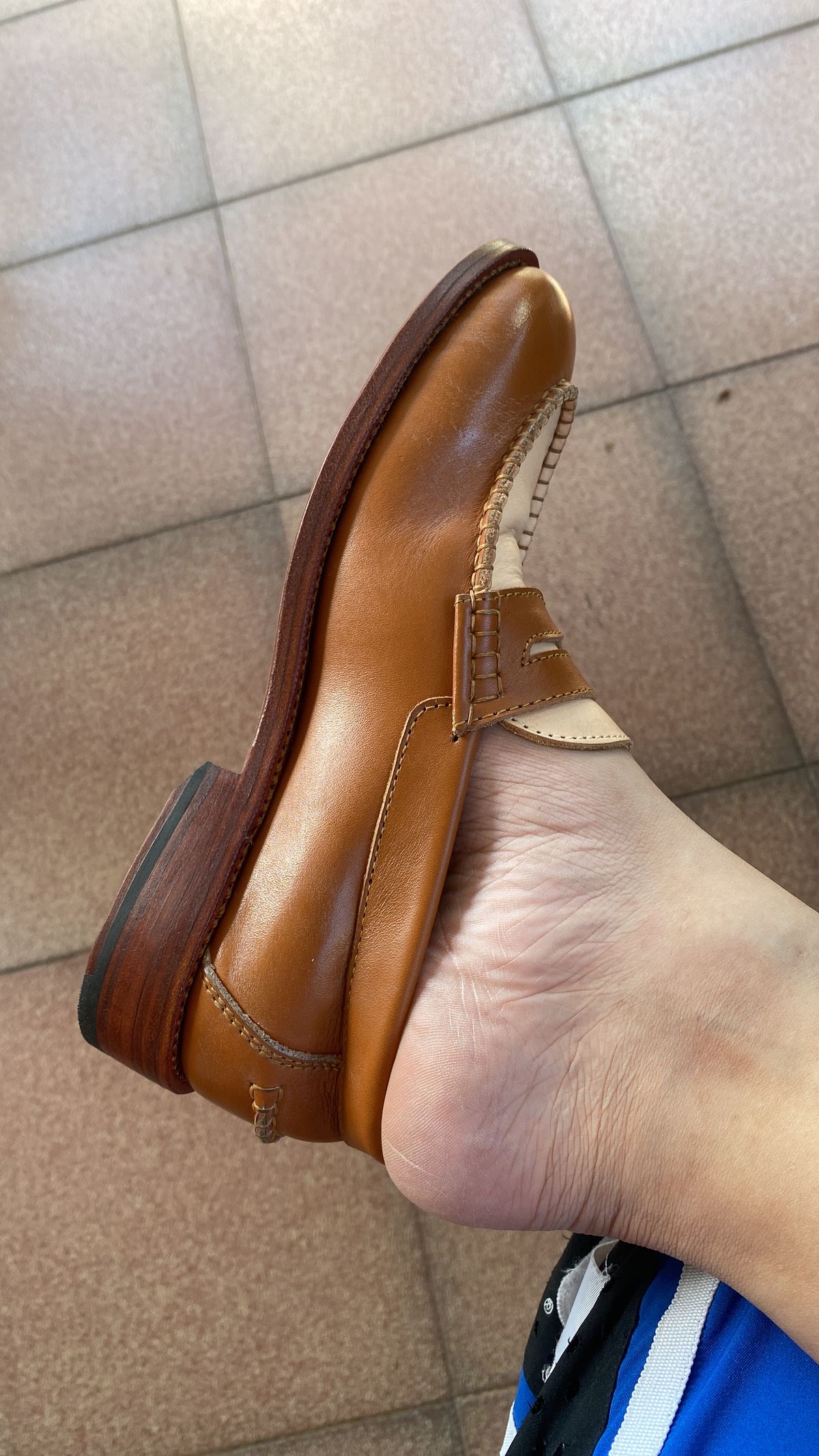 Photo by tudubz on June 8, 2023 of the Txture Penny Loafer in Indonesian Natural Pull Up.
