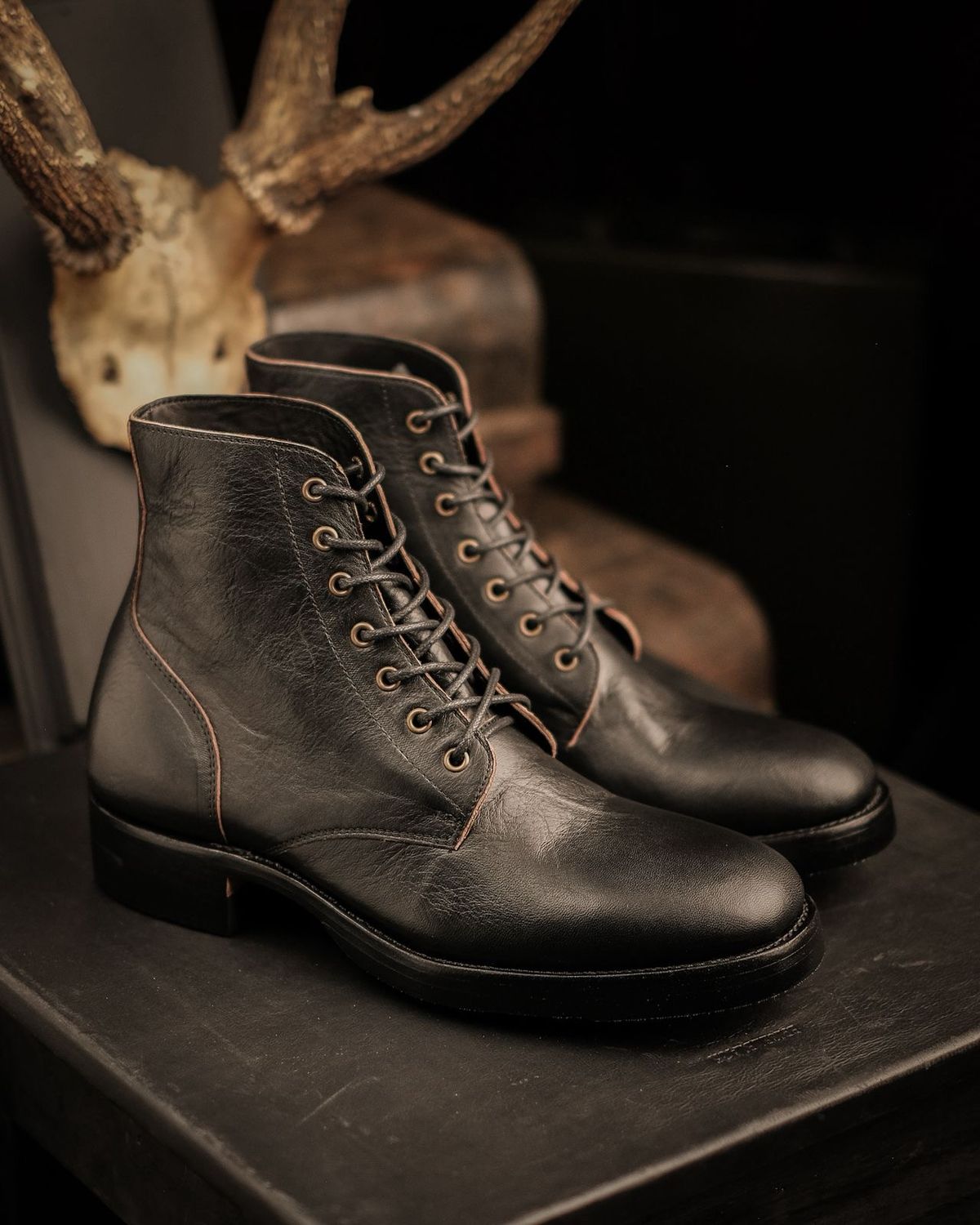 Photo by tudubz on September 18, 2025 of the Briselblack The Hawk in Teacore Horsehide shinki.