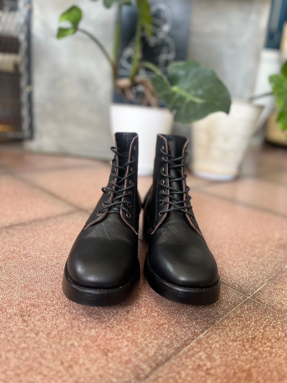 Photo by tudubz on October 1, 2025 of the Briselblack The Hawk in Teacore Horsehide shinki.