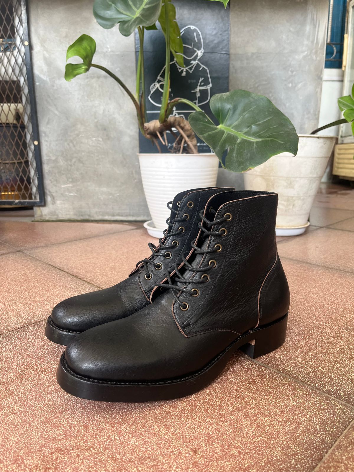 Photo by tudubz on October 1, 2025 of the Briselblack The Hawk in Teacore Horsehide shinki.