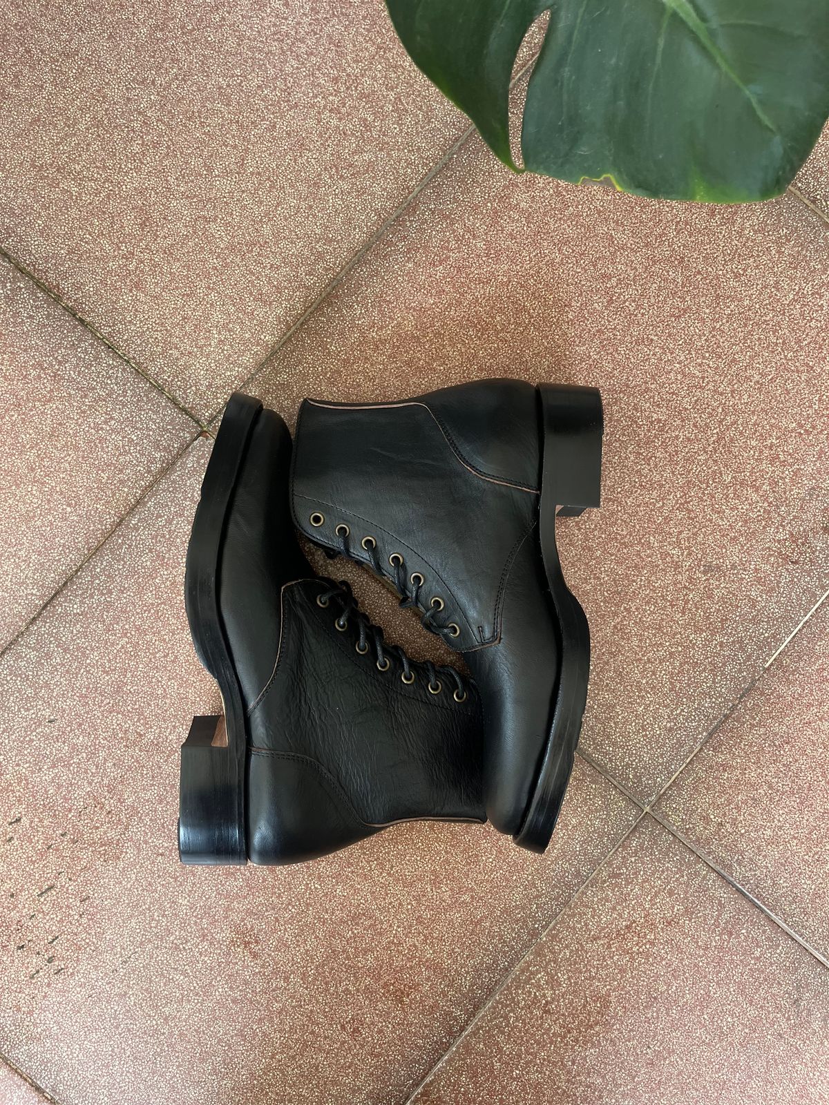 Photo by tudubz on October 1, 2025 of the Briselblack The Hawk in Teacore Horsehide shinki.