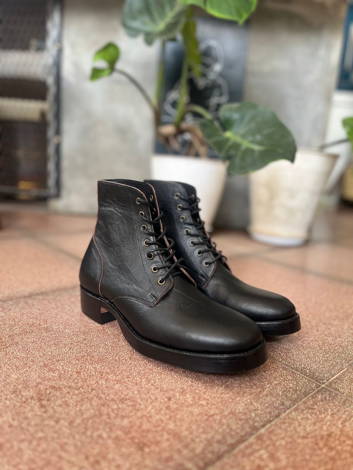 Photo by tudubz on October 1, 2025 of the Briselblack The Hawk in Teacore Horsehide shinki.