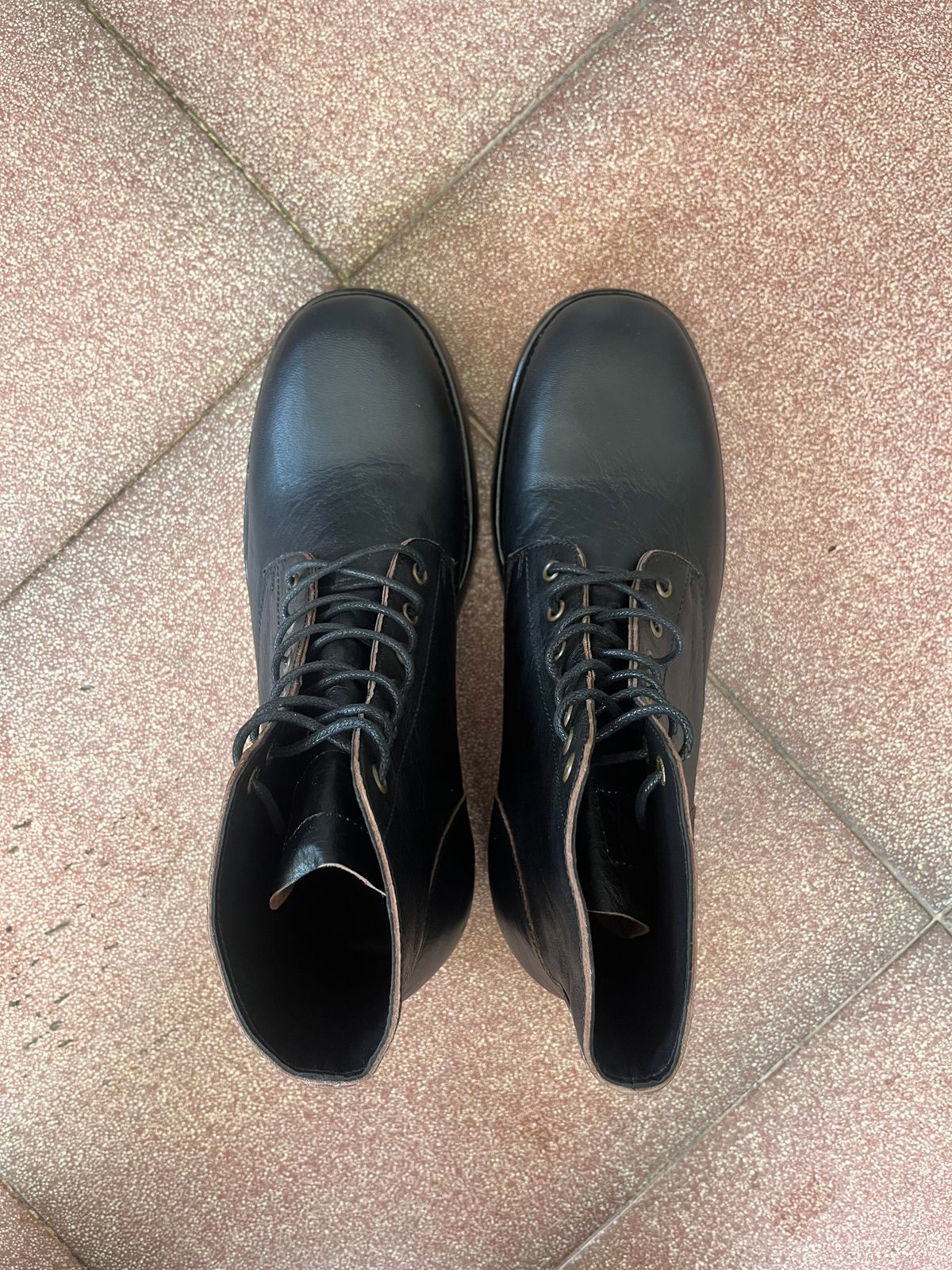 Photo by tudubz on October 1, 2025 of the Briselblack The Hawk in Teacore Horsehide shinki.
