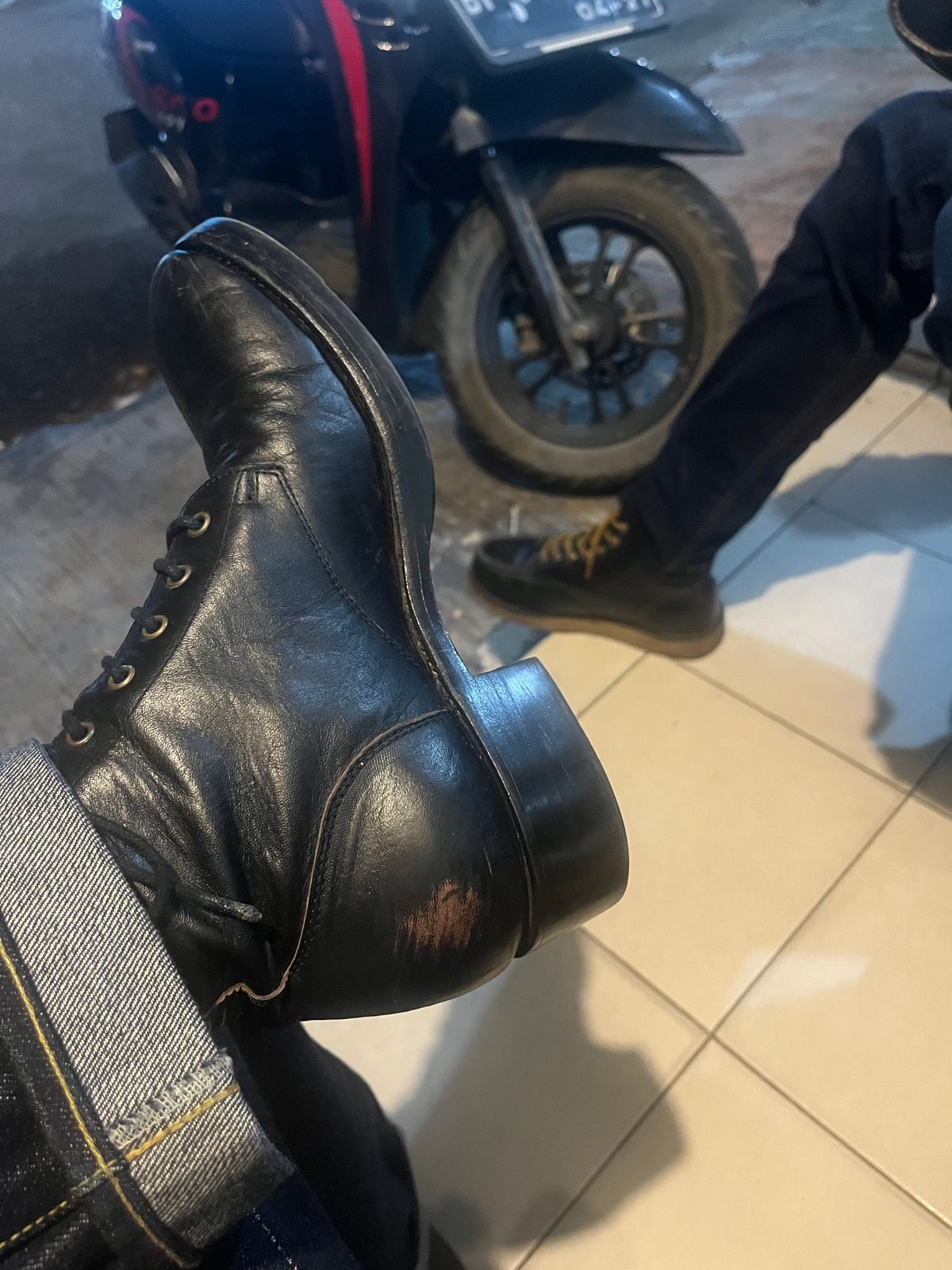 Photo by tudubz on October 25, 2025 of the Briselblack The Hawk in Teacore Horsehide shinki.