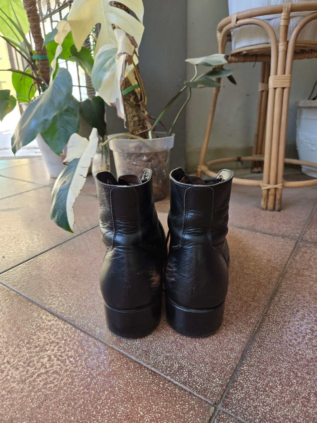 Photo by tudubz on November 1, 2025 of the Briselblack The Hawk in Teacore Horsehide shinki.