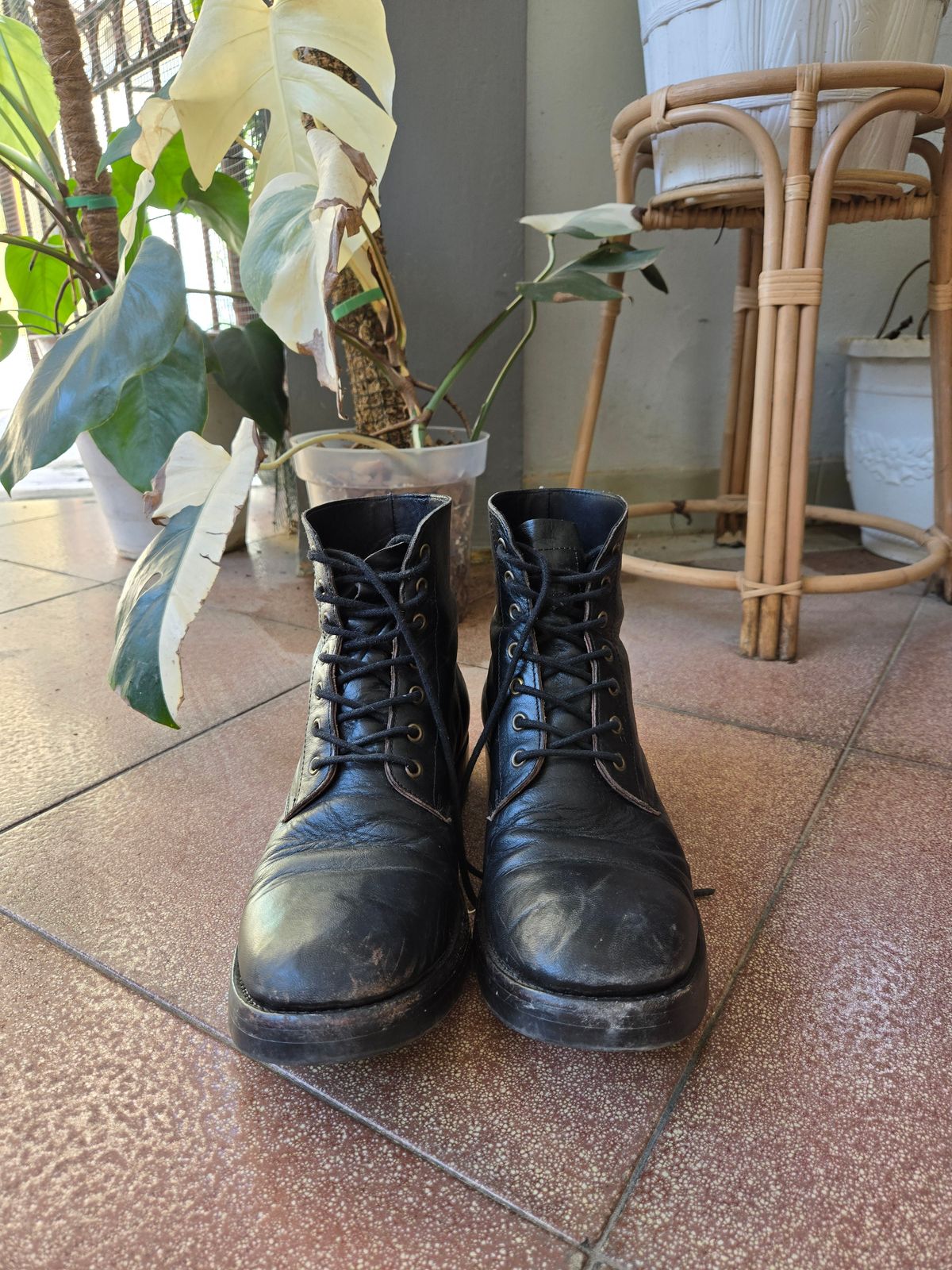 Photo by tudubz on November 1, 2025 of the Briselblack The Hawk in Teacore Horsehide shinki.