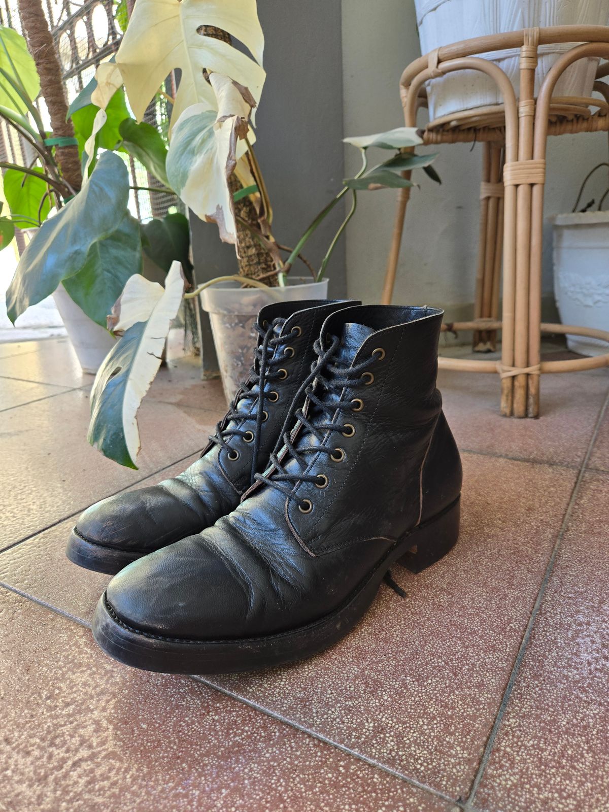 Photo by tudubz on November 1, 2025 of the Briselblack The Hawk in Teacore Horsehide shinki.