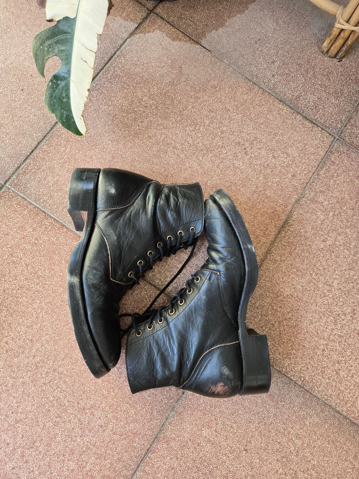 Photo by tudubz on November 1, 2025 of the Briselblack The Hawk in Teacore Horsehide shinki.