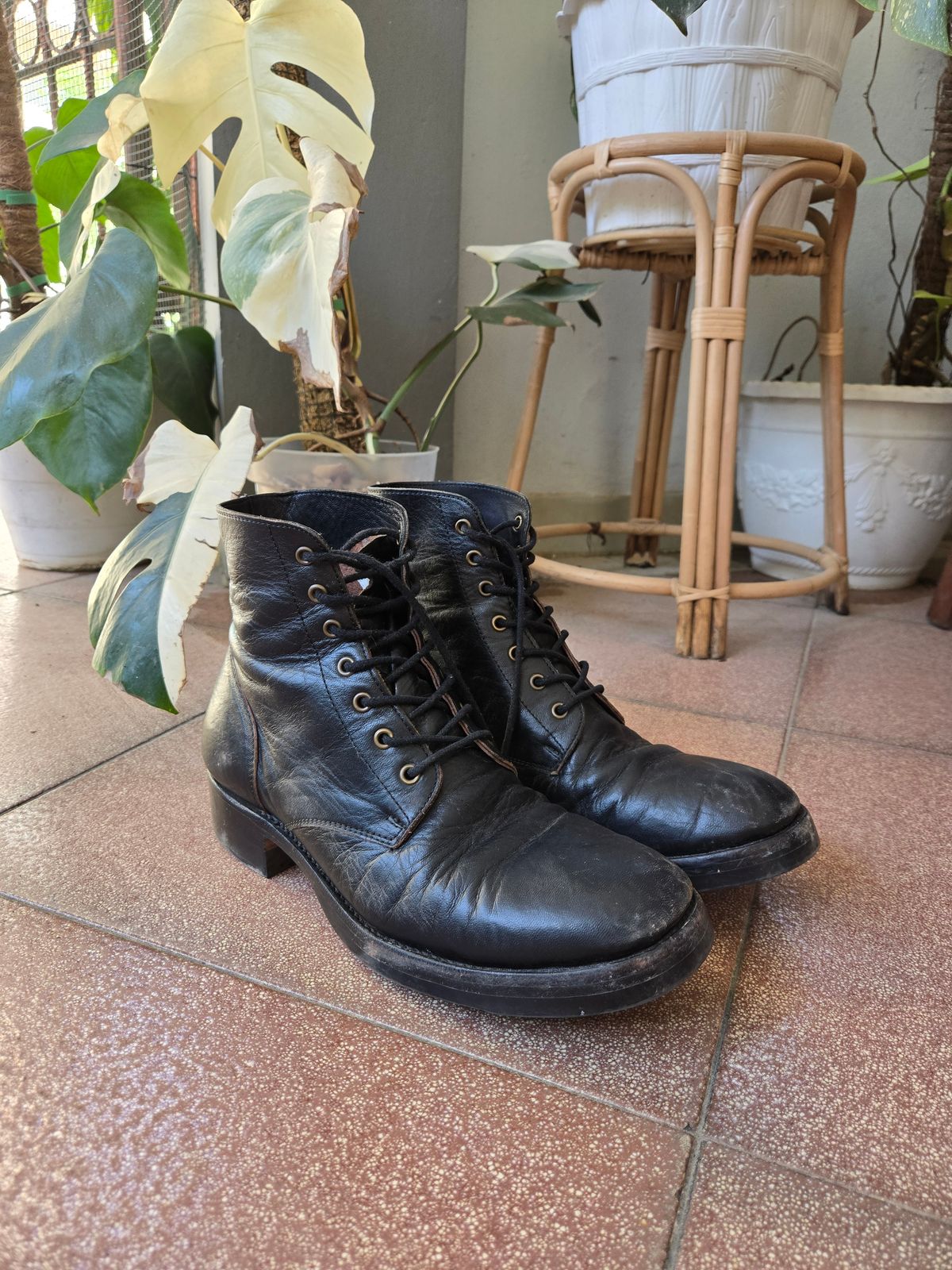 Photo by tudubz on November 1, 2025 of the Briselblack The Hawk in Teacore Horsehide shinki.