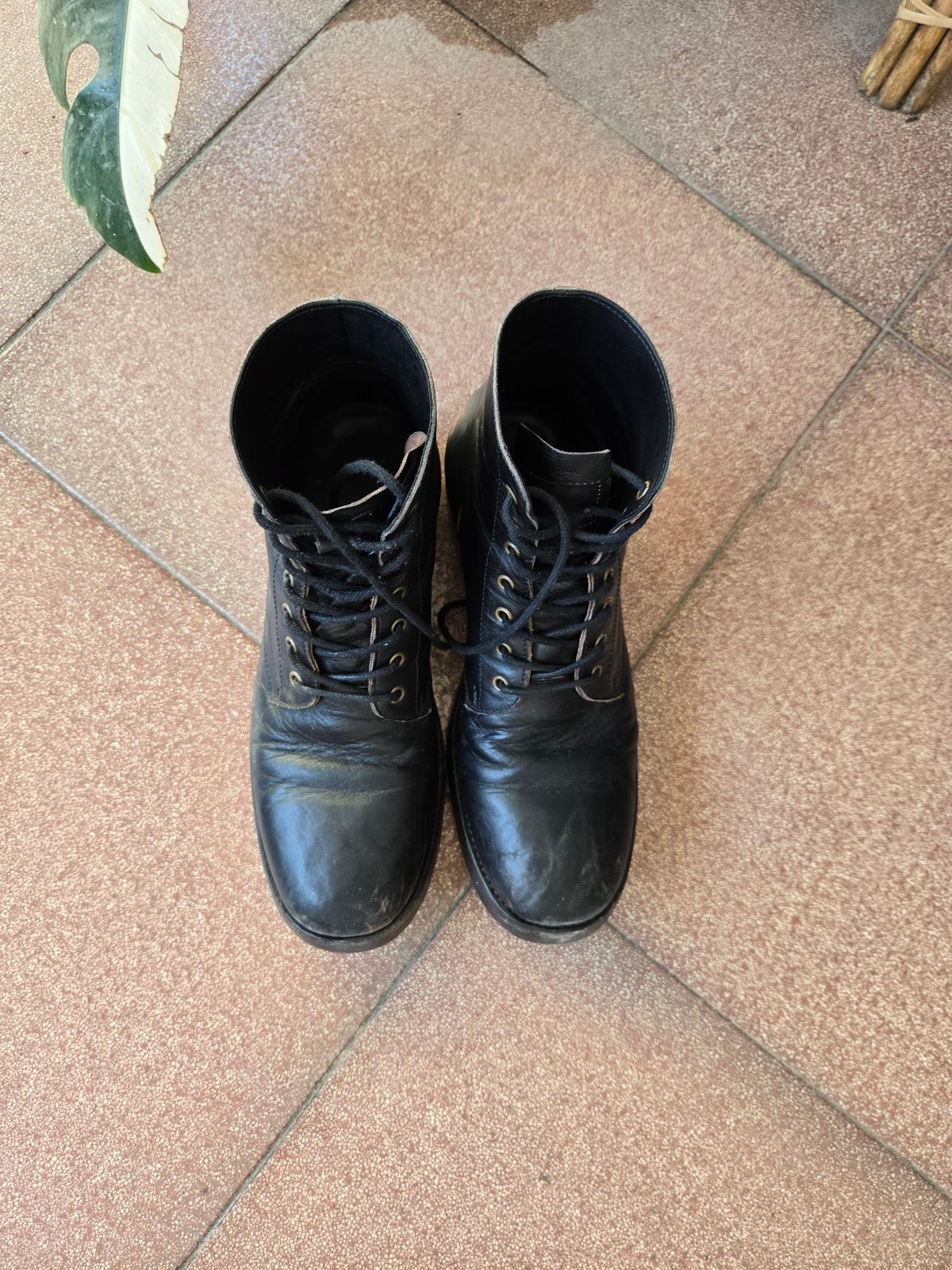 Photo by tudubz on November 1, 2025 of the Briselblack The Hawk in Teacore Horsehide shinki.