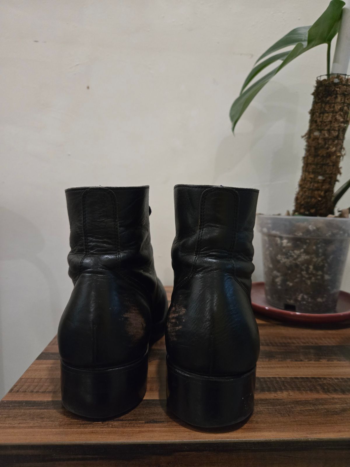 Photo by tudubz on December 1, 2025 of the Briselblack The Hawk in Teacore Horsehide shinki.