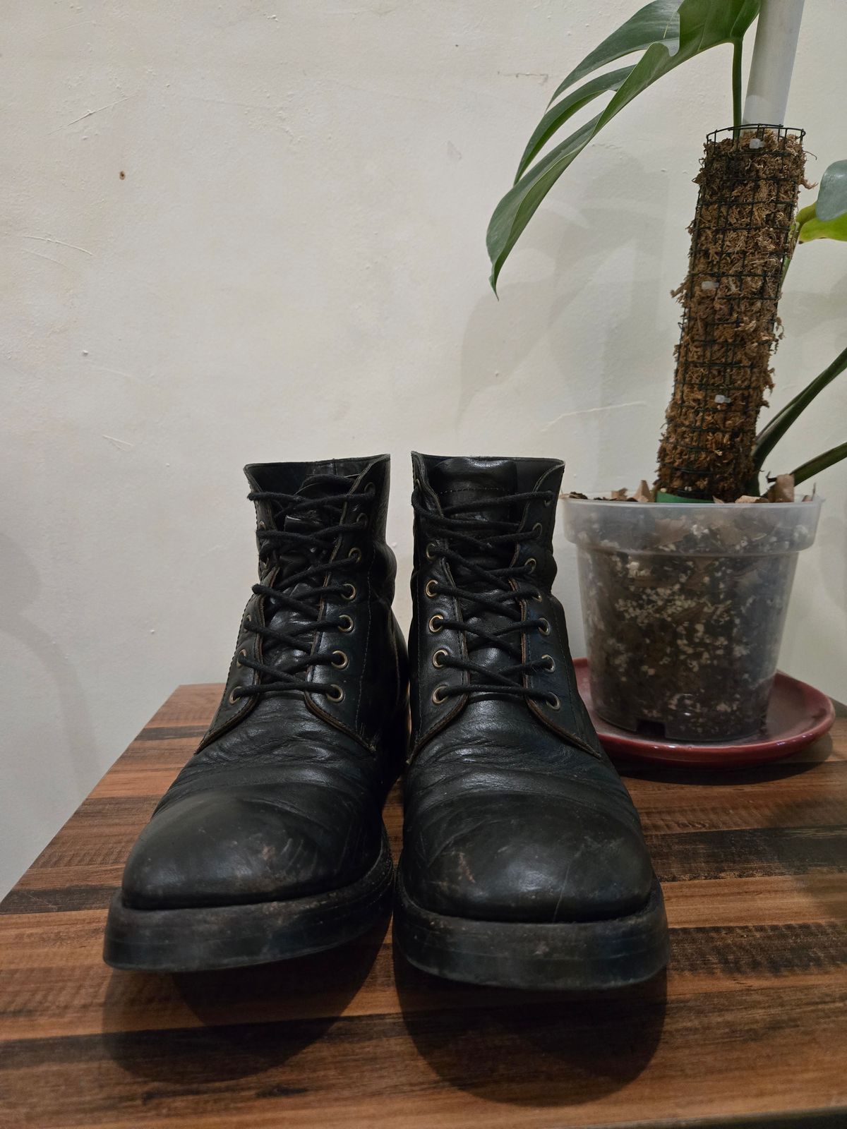 Photo by tudubz on December 1, 2025 of the Briselblack The Hawk in Teacore Horsehide shinki.