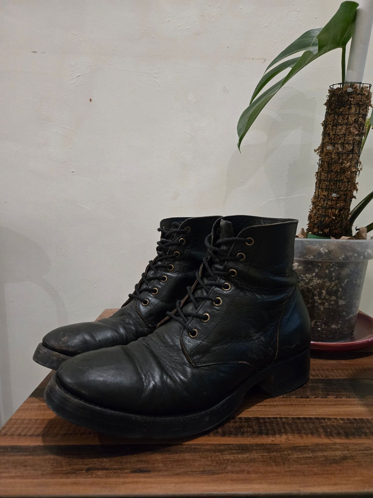 Photo by tudubz on December 1, 2025 of the Briselblack The Hawk in Teacore Horsehide shinki.