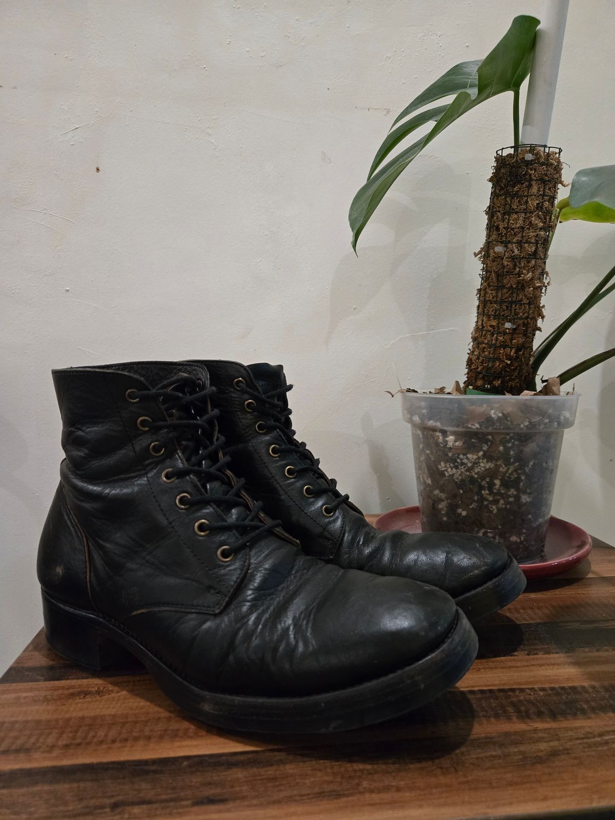 Photo by tudubz on December 1, 2025 of the Briselblack The Hawk in Teacore Horsehide shinki.