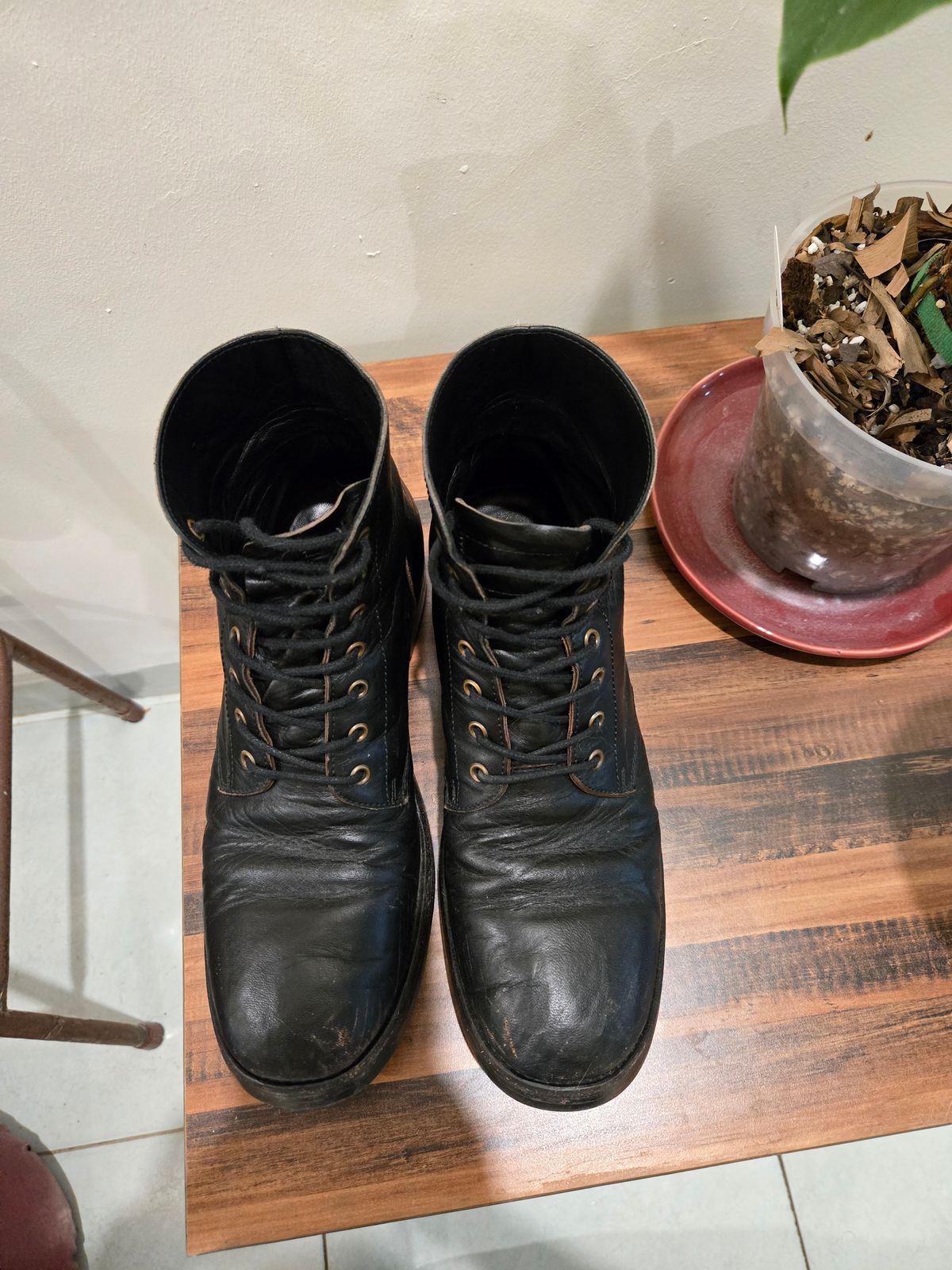 Photo by tudubz on December 1, 2025 of the Briselblack The Hawk in Teacore Horsehide shinki.