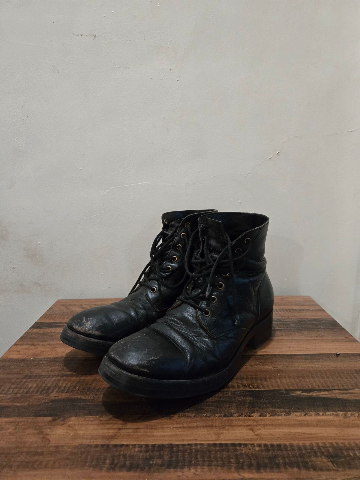 Photo by tudubz on February 3, 2026 of the Briselblack The Hawk in Teacore Horsehide shinki.