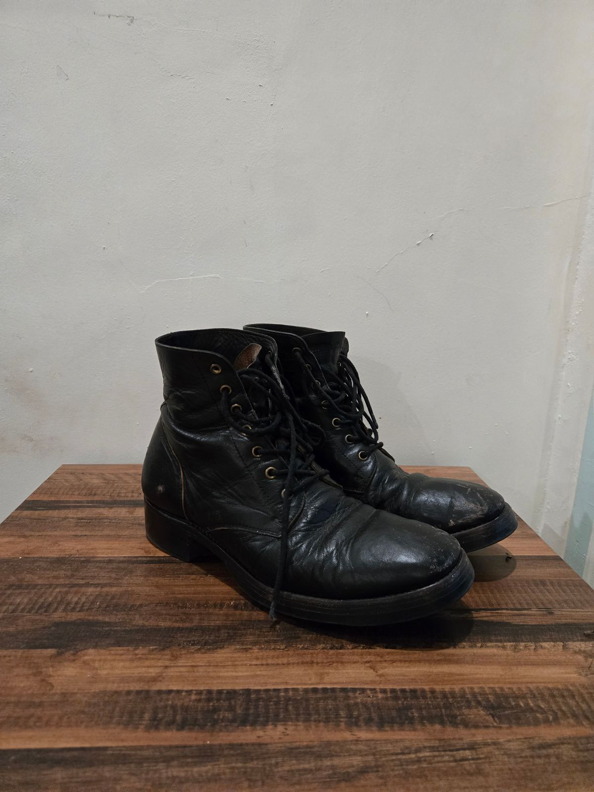 Photo by tudubz on February 3, 2026 of the Briselblack The Hawk in Teacore Horsehide shinki.