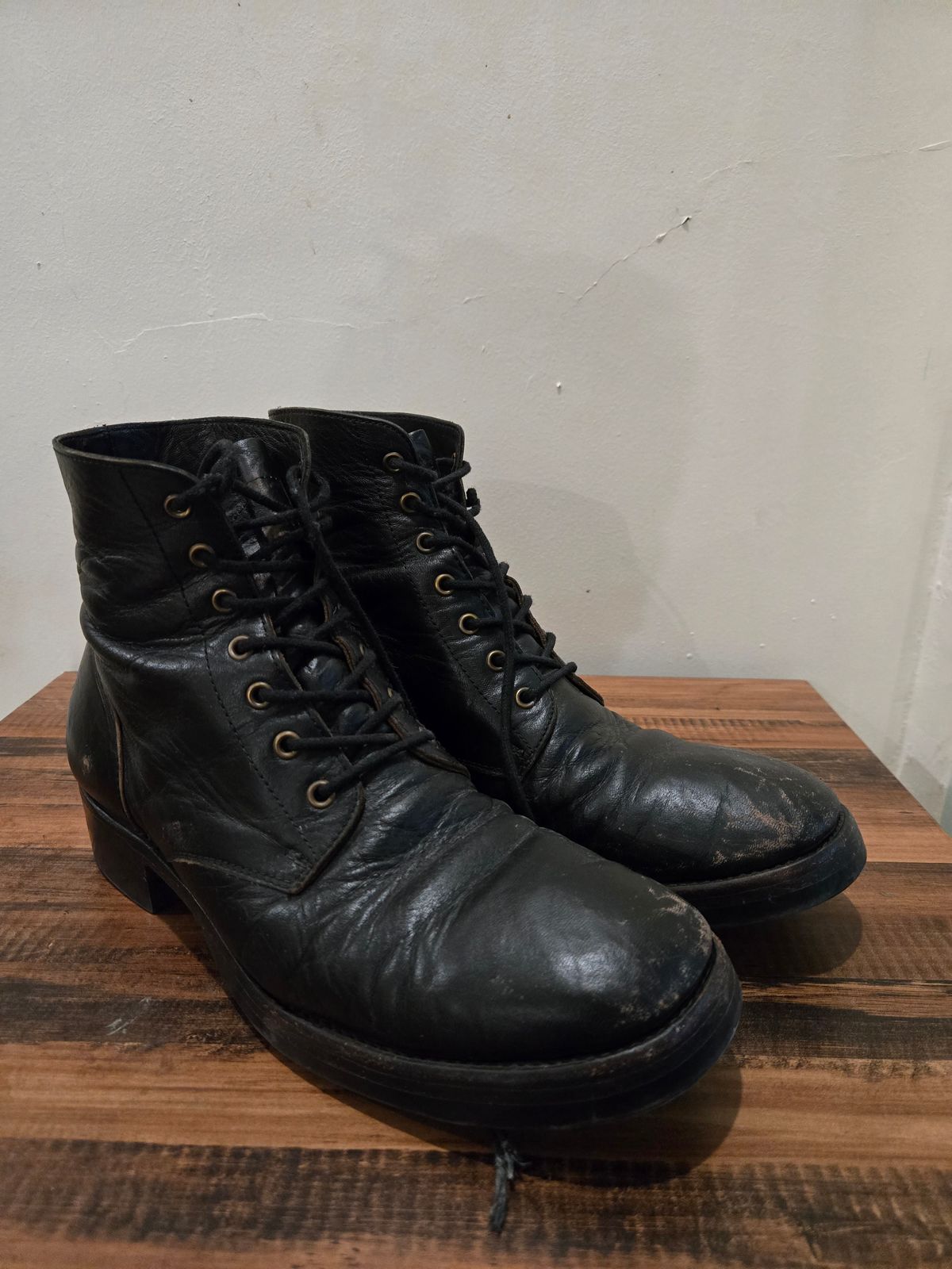 Photo by tudubz on March 2, 2026 of the Briselblack The Hawk in Teacore Horsehide shinki.