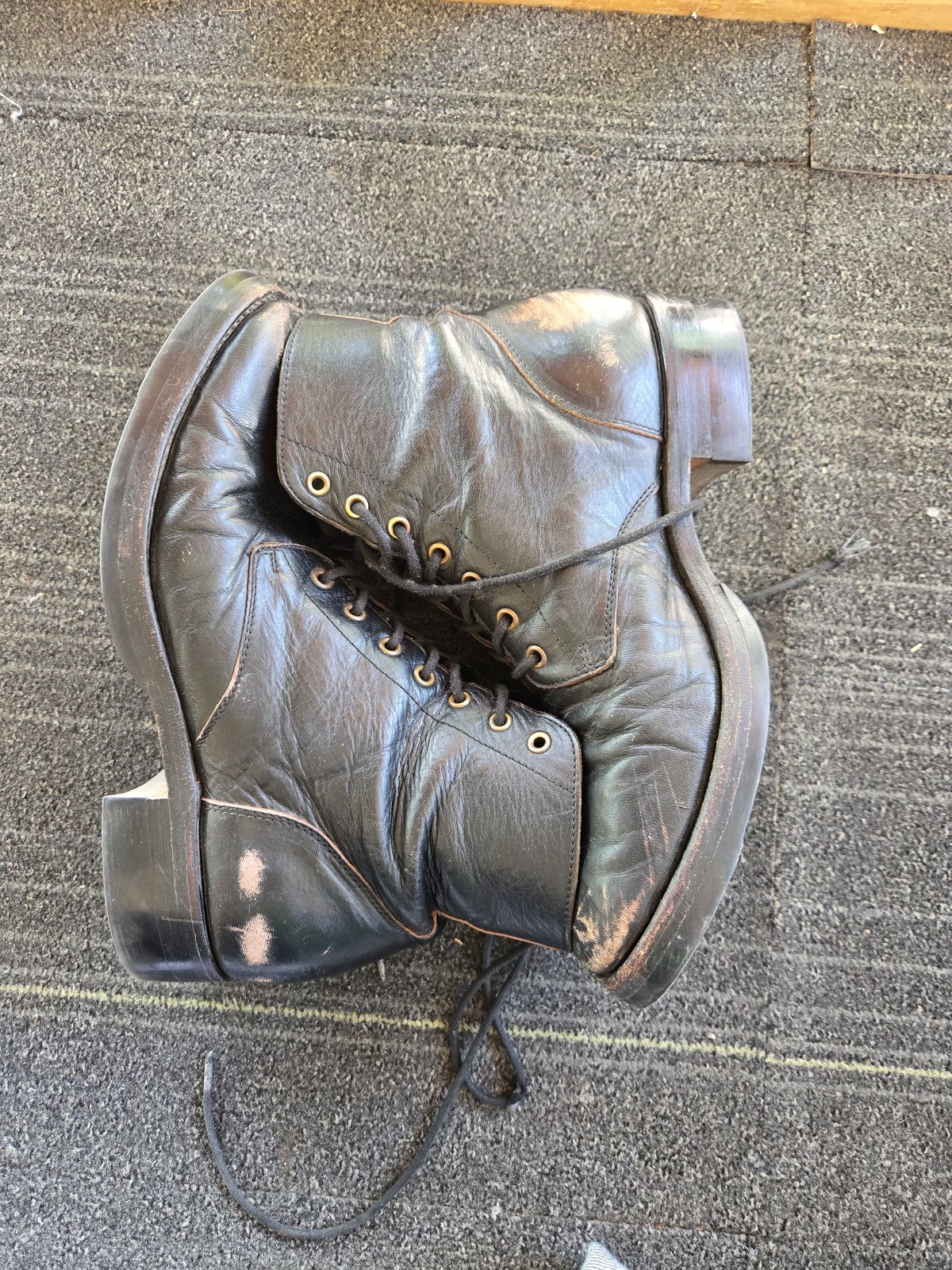 Photo by tudubz on April 1, 2026 of the Briselblack The Hawk in Teacore Horsehide shinki.