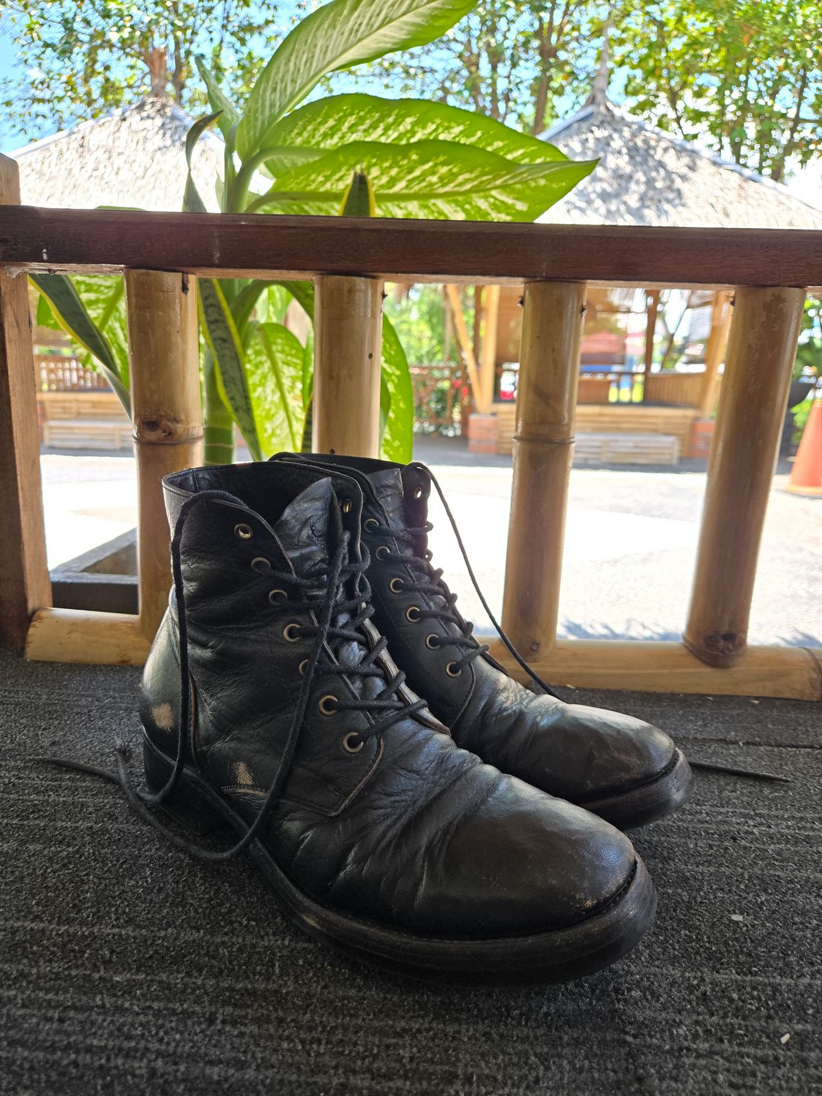 Photo by tudubz on April 1, 2026 of the Briselblack The Hawk in Teacore Horsehide shinki.