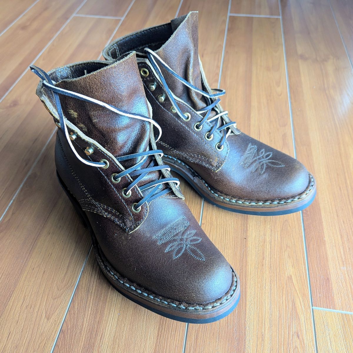 Photo by chipadoodle on November 18, 2025 of the White's Sundance in Horween Cinnamon Waxed Flesh.