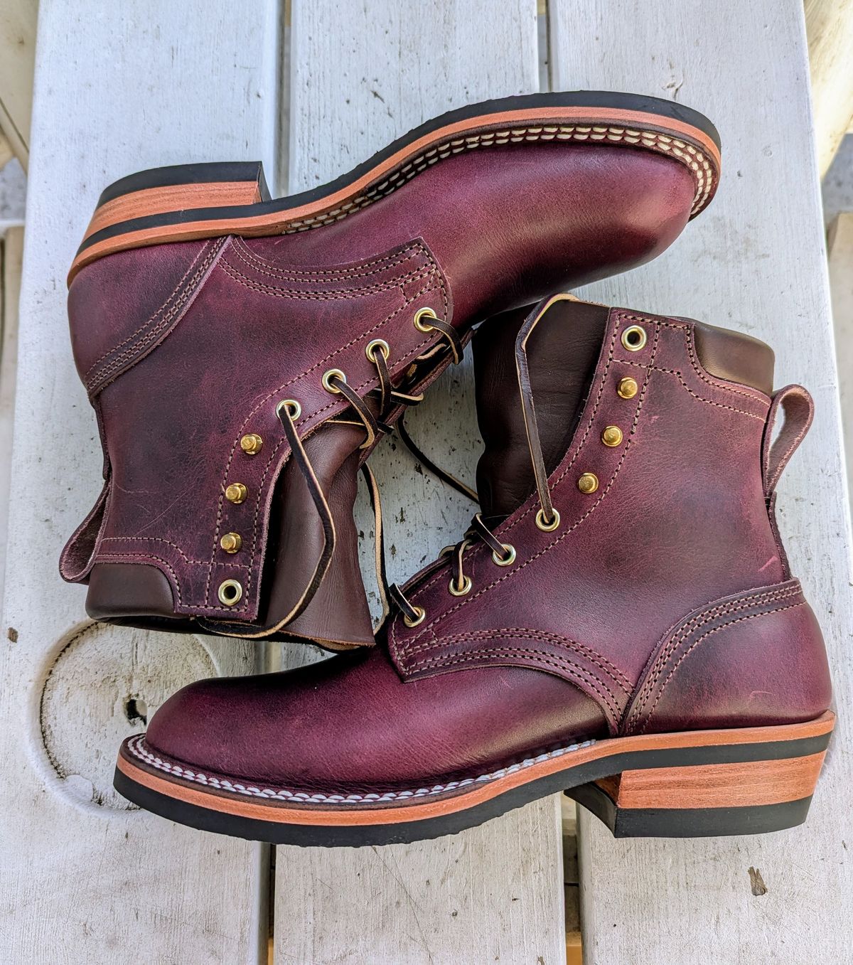 Photo by chipadoodle on October 29, 2024 of the Nicks MTO in Horween #8 Cypress.