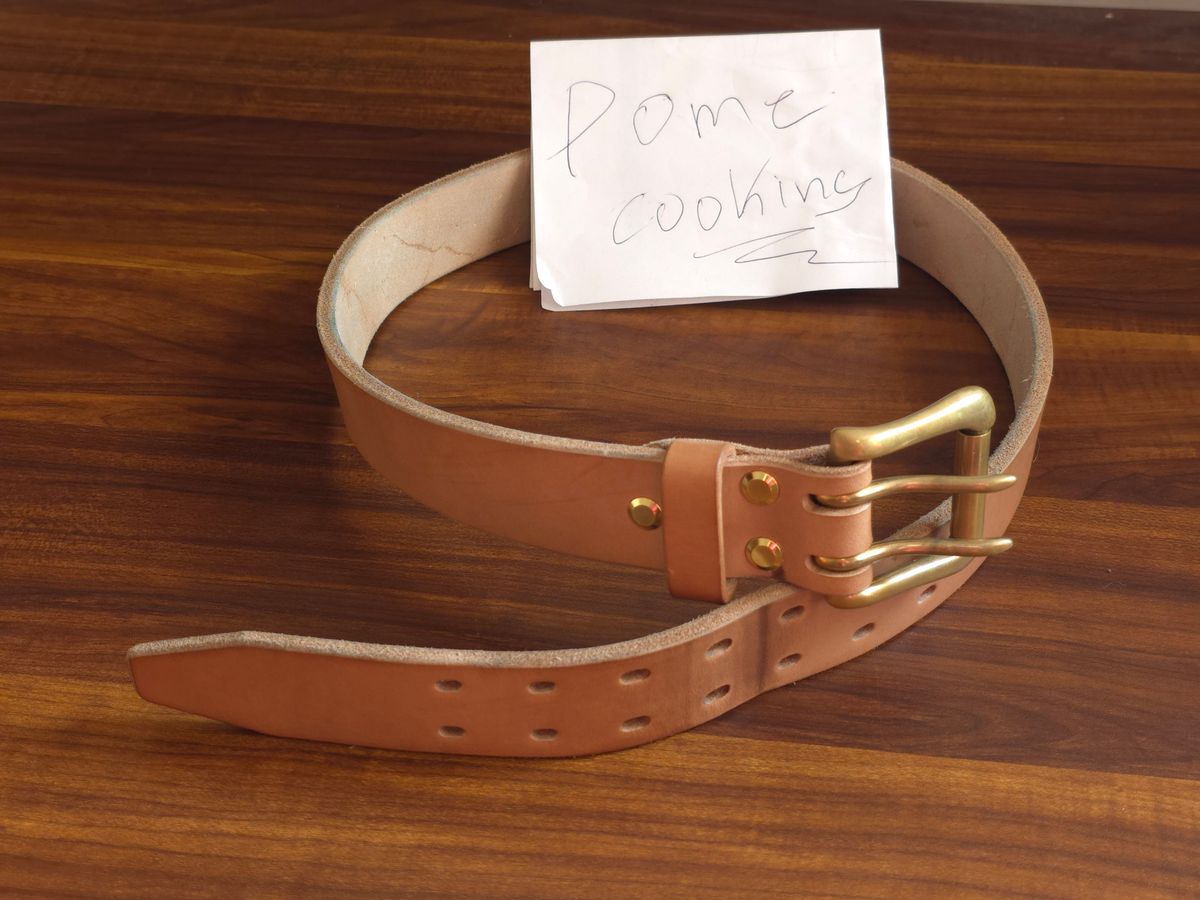 Photo by katzpowa on November 1, 2025 of the Carmine Jack Leather Thunderdome Natural Shipyard Belt in J&FJ Baker Natural Oak Bark Bridle.