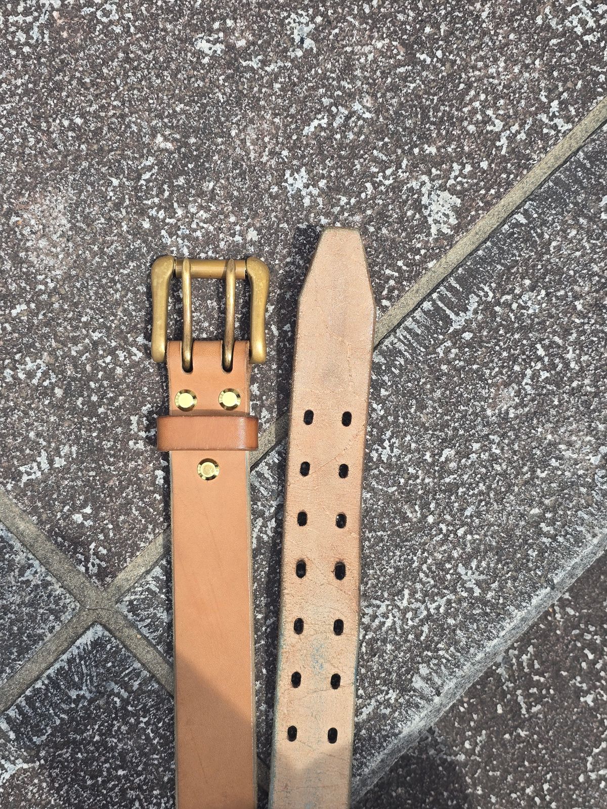 Photo by katzpowa on April 6, 2026 of the Carmine Jack Leather Thunderdome Natural Shipyard Belt in J&FJ Baker Natural Oak Bark Bridle.