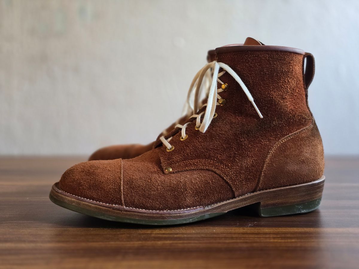 Photo by katzpowa on February 2, 2025 of the Iron Boots The Chosen One in S.B. Foot Dune Roughout Suede.
