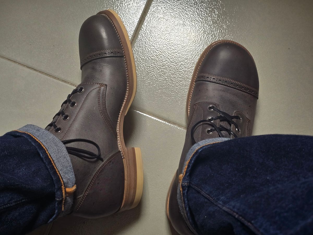 Photo by katzpowa on October 2, 2025 of the Iron Boots 5515 in C.F. Stead Cloudburst Waxed Kudu.