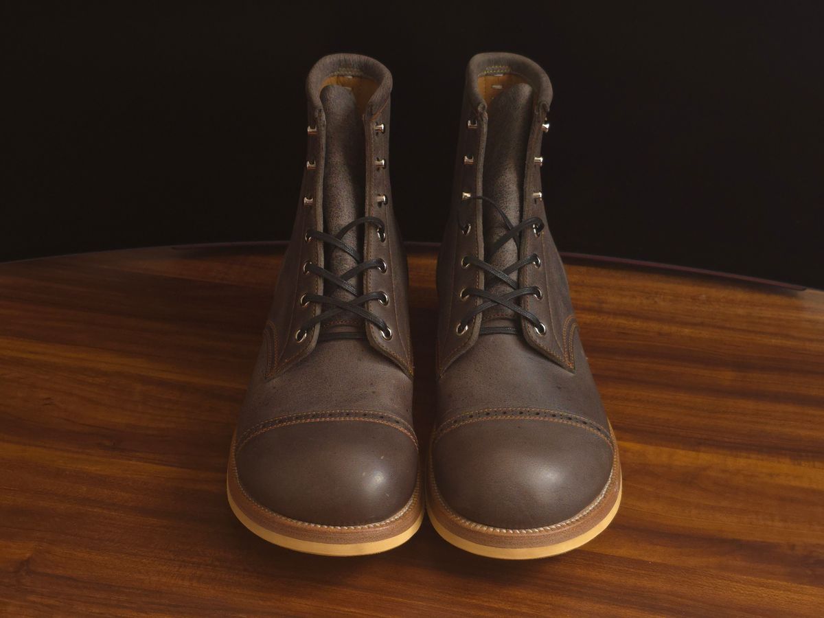 Photo by katzpowa on October 2, 2025 of the Iron Boots 5515 in C.F. Stead Cloudburst Waxed Kudu.