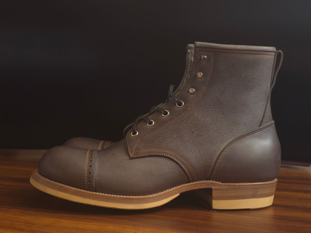 Photo by katzpowa on October 2, 2025 of the Iron Boots 5515 in C.F. Stead Cloudburst Waxed Kudu.