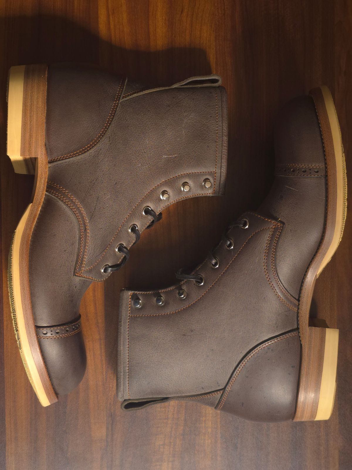 Photo by katzpowa on October 2, 2025 of the Iron Boots 5515 in C.F. Stead Cloudburst Waxed Kudu.