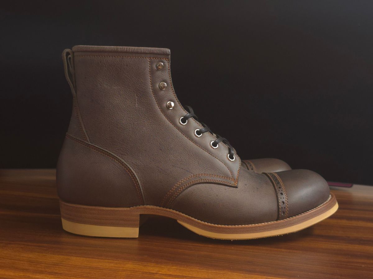 Photo by katzpowa on October 2, 2025 of the Iron Boots 5515 in C.F. Stead Cloudburst Waxed Kudu.