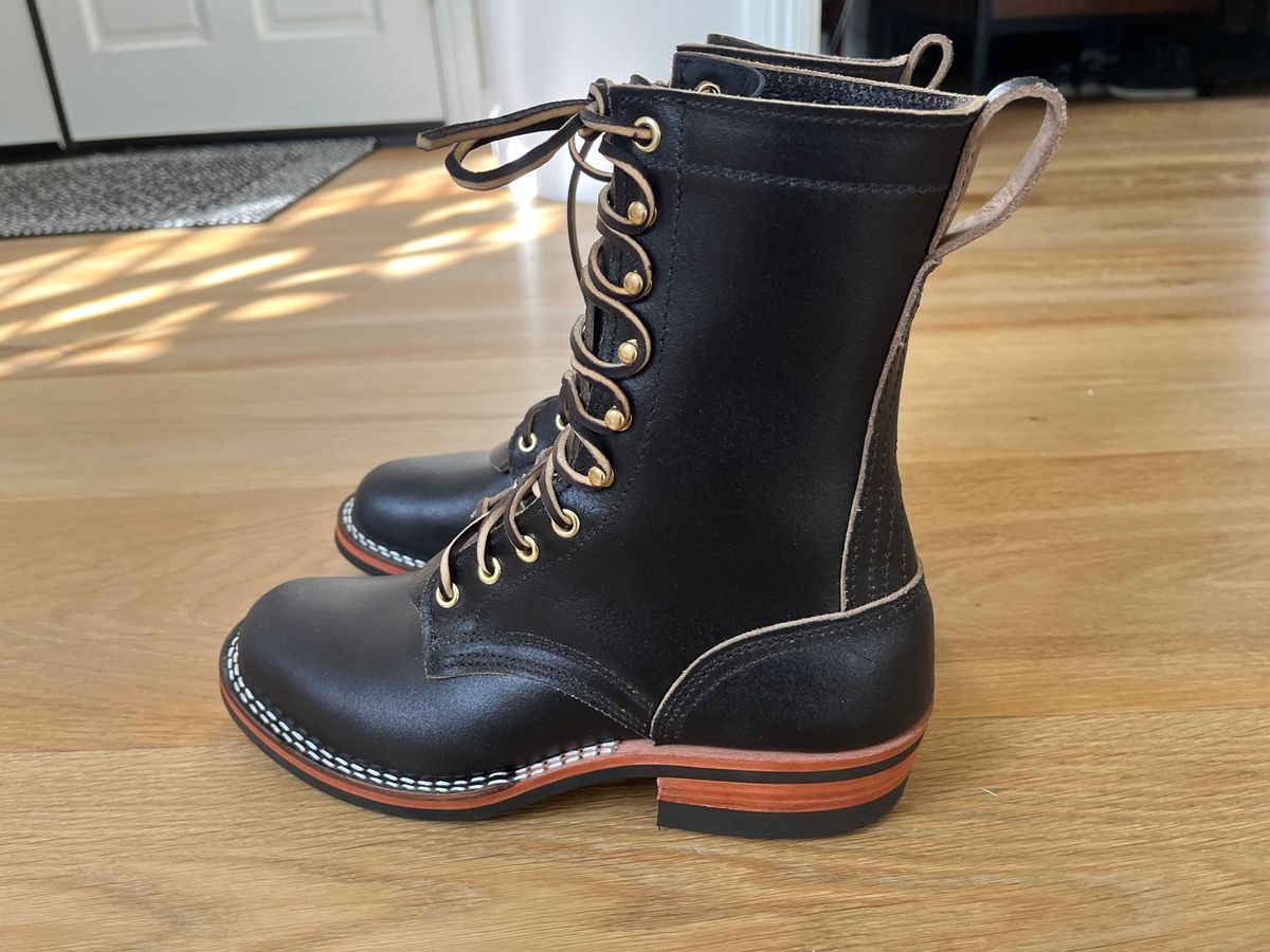 Photo by AnlgVsDgtl on June 7, 2025 of the Nicks MTO in Horween Black Waxed Flesh.