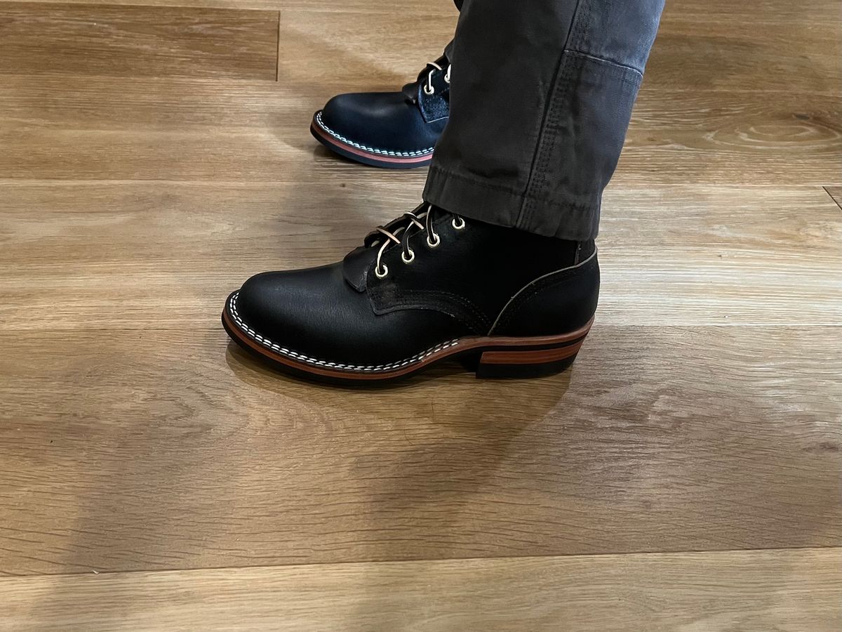 Photo by AnlgVsDgtl on June 7, 2025 of the Nicks MTO in Horween Black Waxed Flesh.