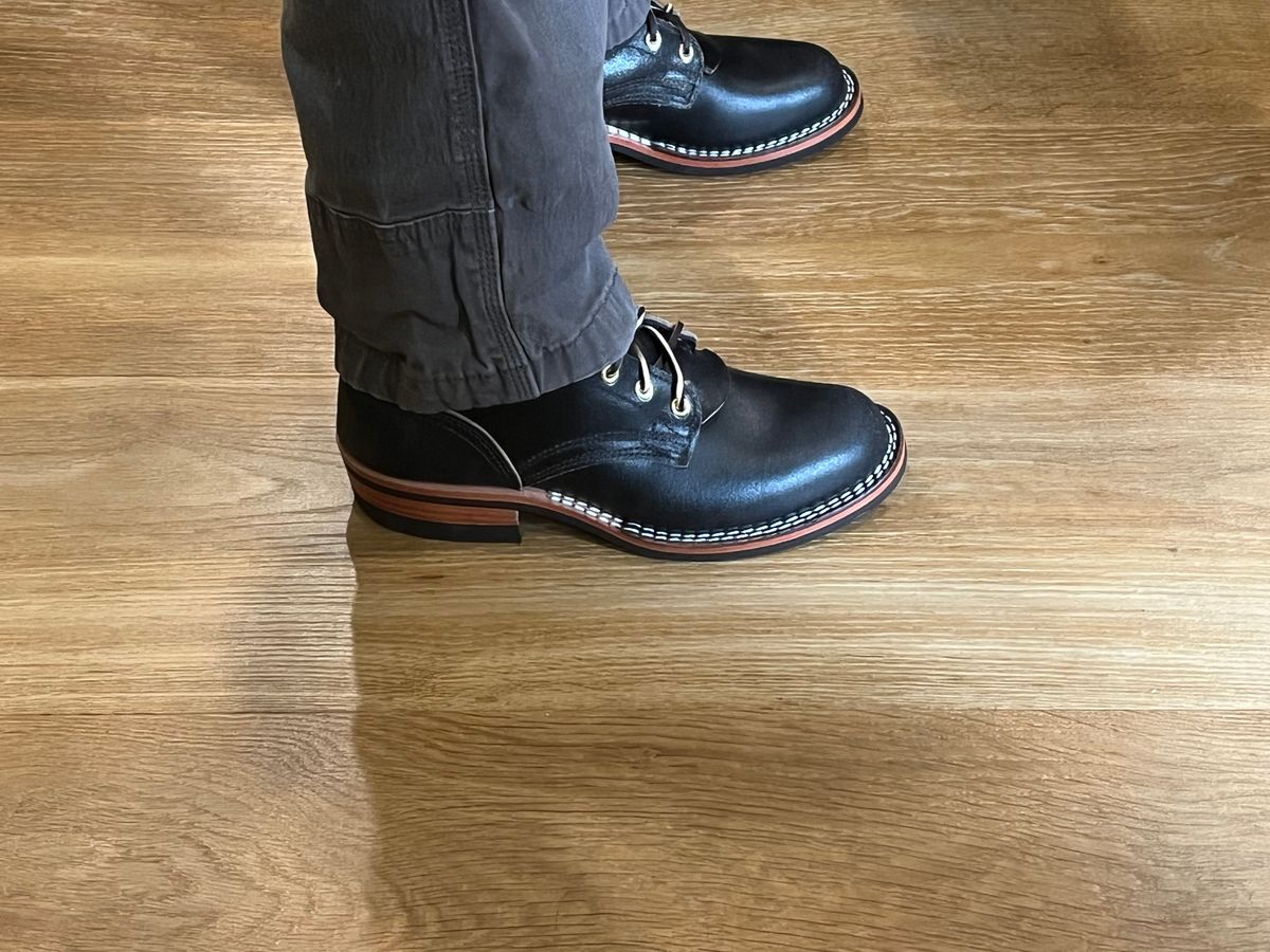 Photo by AnlgVsDgtl on June 7, 2025 of the Nicks MTO in Horween Black Waxed Flesh.
